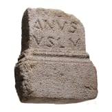 Weihealtarfragment aus Kalkstein, r&ouml;misch, 2. - 3. Jhdt. n. Chr.