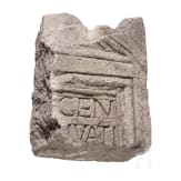 Fragment vom Giebel eines Grabsteins mit Inschrift, r&ouml;misch, sp&auml;tes 1. - fr&uuml;hes 2. Jhdt. n. Chr.