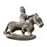 Beschlag mit Reiter aus Zinnbronze, finno-ugrisch, 11. Jhdt.