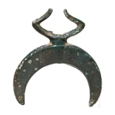 Massiver Beschlag in Lunulaform mit stilisierten Wasserv&ouml;geln, sp&auml;te Bronzezeit, 10. - 9. Jhdt. v. Chr.