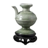 Bedeutendes und seltenes kleines Seladon-K&auml;nnchen, China, Ming-Dynastie, wohl Yongle-Periode, 14./15. Jhdt.