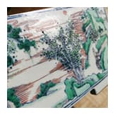 Famille-Rose-Blumentopf mit Fluss- und Berglandschaft, China, wohl Kangxi-Periode, 18. Jhdt.