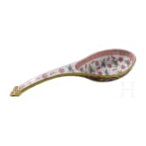 Seltener famille-rose-L&ouml;ffel mit Guangxu-Marke und aus der Zeit, China, 19./20. Jhdt.