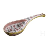 Seltener famille-rose-L&ouml;ffel mit Guangxu-Marke und aus der Zeit, China, 19./20. Jhdt.