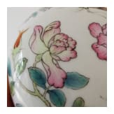 Kleine Famille-Rose-Deckeldose mit Schmetterlingen, China, wohl 19./20. Jhdt.