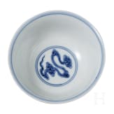 Blau-wei&szlig;e Drachenschale mit Yongzheng-Sechszeichenmarke, China, wohl Yongzheng-Periode, 18. Jhdt.