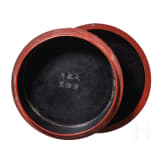 Rotlack-Dose mit Drachen, China, Qing-Dynastie, um 1900