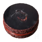 Rotlack-Dose mit Drachen, China, Qing-Dynastie, um 1900