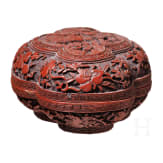Vierpassige Rotlack-Dose "Han Xiangzi", China, um 1900