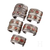 F&uuml;nf partiell feuervergoldete Silber-Manschettenarmbander, Teke, Turkmenistan, um 1900