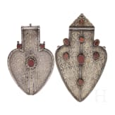 Zwei herzf&ouml;rmige "asyk"-R&uuml;ckenschmuckst&uuml;cke, Teke, Turkmenistan, um 1900