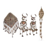 Brustanh&auml;nger, Handschmuck und Teil eines G&uuml;rtels, Turkmenistan, um 1900