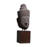 Kopf von einer Sandsteinstele, wohl Khmer, 11. - 12. Jhdt.