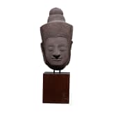 Kopf von einer Sandsteinstele, wohl Khmer, 11. - 12. Jhdt.