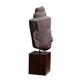 Kopf von einer Sandsteinstele, wohl Khmer, 11. - 12. Jhdt.