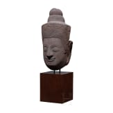 Kopf von einer Sandsteinstele, wohl Khmer, 11. - 12. Jhdt.