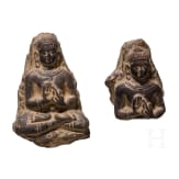 Zwei Tsatsas (Keramikvotive in Buddha-Gestalt), Nordindien/Himalayaraum, Gupta-zeitlich, um 4. - 6. Jhdt. n. Chr.