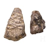 Zwei Tsatsas (Keramikvotive in Buddha-Gestalt), Nordindien/Himalayaraum, Gupta-zeitlich, um 4. - 6. Jhdt. n. Chr.