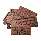 Daktyliothek mit Wachsabdr&uuml;cken von antiken Intaglien mit milit&auml;rischen und mythologischen Motiven, 18./19. Jhdt.