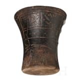 H&ouml;lzerner Keru (Becher), Peru, fr&uuml;he Kolonialzeit, 16. Jhdt., sowie vier bemalte K&uuml;rbisschalen