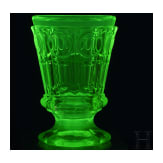 Reliefierter Uranglas-Becher, wohl Russland, Maltsov-Fabrik, 19. Jhdt.