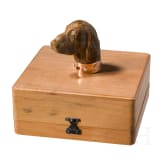A gold-mounted dog-head shaped agate stone cane handle in the manner of Faberg&eacute;, 20th century