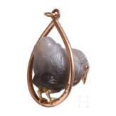 A Russian 14ct gold pendant with agate stone bird in the manner of Faberg&eacute;, 20th century