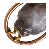 A Russian 14ct gold pendant with agate stone bird in the manner of Faberg&eacute;, 20th century