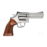 A Smith & Wesson Mod. 686, "The .357 Combat Magnum Stainless", as n.i.b.