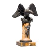 Tischadler auf gelber Marmors&auml;ule, 19. Jhdt.