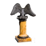 Tischadler auf gelber Marmors&auml;ule, 19. Jhdt.