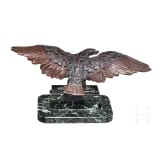 Kleiner Tischadler auf getrepptem Steinsockel, 20. Jhdt.