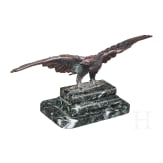 Kleiner Tischadler auf getrepptem Steinsockel, 20. Jhdt.