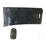 Zwei Harnischfragmente aus Bronze, deutsch, 14. Jhdt.