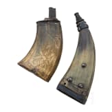 Zwei Horn-Pulverflaschen, deutsch, 17. /18. Jhdt