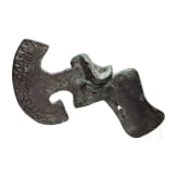 Bronzene Doppelaxt mit verzierter vorderer Schneide und breitem Blatt im Nacken, auf der Schaftr&ouml;hre ein Raubvogelkopf, Luristan, fr&uuml;hes 2. Jtsd. v. Chr.