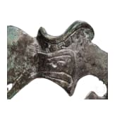 Bronzene Doppelaxt mit verzierter vorderer Schneide und breitem Blatt im Nacken, auf der Schaftr&ouml;hre ein Raubvogelkopf, Luristan, fr&uuml;hes 2. Jtsd. v. Chr.