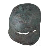 Rituell &uuml;berarbeiteter Bronzehelm f&uuml;r eine Bestattung, griechisch, 7. Jhdt. v. Chr.