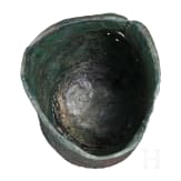 Rituell &uuml;berarbeiteter Bronzehelm f&uuml;r eine Bestattung, griechisch, 7. Jhdt. v. Chr.