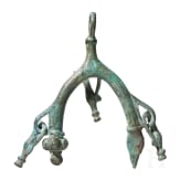 Bronzeanh&auml;nger mit drei stilisierten Kannen, archaisch, 8. - 7. Jhdt. v. Chr.