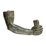Separat gearbeiteter Bronzearm mit Schriftrolle von einer Bronzeplastik, 1. - 2. Jhdt. n. Chr.