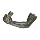 Separat gearbeiteter Bronzearm mit Schriftrolle von einer Bronzeplastik, 1. - 2. Jhdt. n. Chr.
