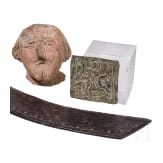 Bronzene Reiseikone mit Heiligem Georg, Tonkopf eines Mannes, Punzverzierte Hippe aus Eisen, 18. - 19. Jhdt.