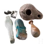 Zwei Uschebtis, Sp&auml;tzeit, ein r&ouml;misches Unguentarium aus Glas, eine &Ouml;llampe und eine bronzene Miniaturb&uuml;ste des Mars. Ca. 600 v. Chr. - Mitte 3. Jhdt. n Chr.