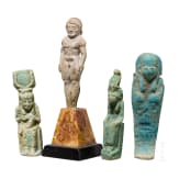 Griechischer Miniaturkouros aus Bein, 6. Jhdt. v. Chr. und drei alt&auml;gyptische Fayencen der Sp&auml;tzeit, mittleres 1. Jtsd. v. Chr.