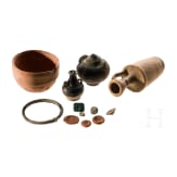 Vier antike Tongef&auml;&szlig;e, drei antike Siegel, eine Hornscheibe und ein Armring aus Glas, 5. Jhdt. v. Chr. - 8. Jhdt. n. Chr.