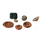 Vier antike Tongef&auml;&szlig;e, drei antike Siegel, eine Hornscheibe und ein Armring aus Glas, 5. Jhdt. v. Chr. - 8. Jhdt. n. Chr.