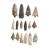 16 verschiedene Typen pr&auml;historischer Spitzen aus Feuerstein, Nordamerika, 13. - 2. Jtsd. v. Chr.