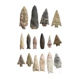16 verschiedene Typen pr&auml;historischer Spitzen aus Feuerstein, Nordamerika, 13. - 2. Jtsd. v. Chr.