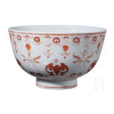 Eisenrot bemalte Schale mit Flederm&auml;usen und Daoguang-Sechszeichenmarke, China, wohl aus dieser Zeit (um 1840)